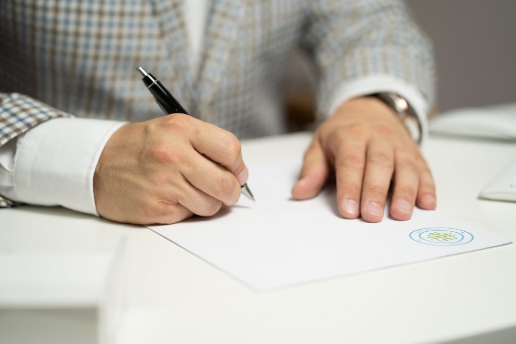 personne qui signe