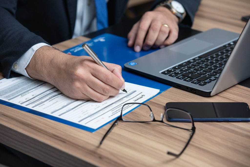 personne qui signe contrat